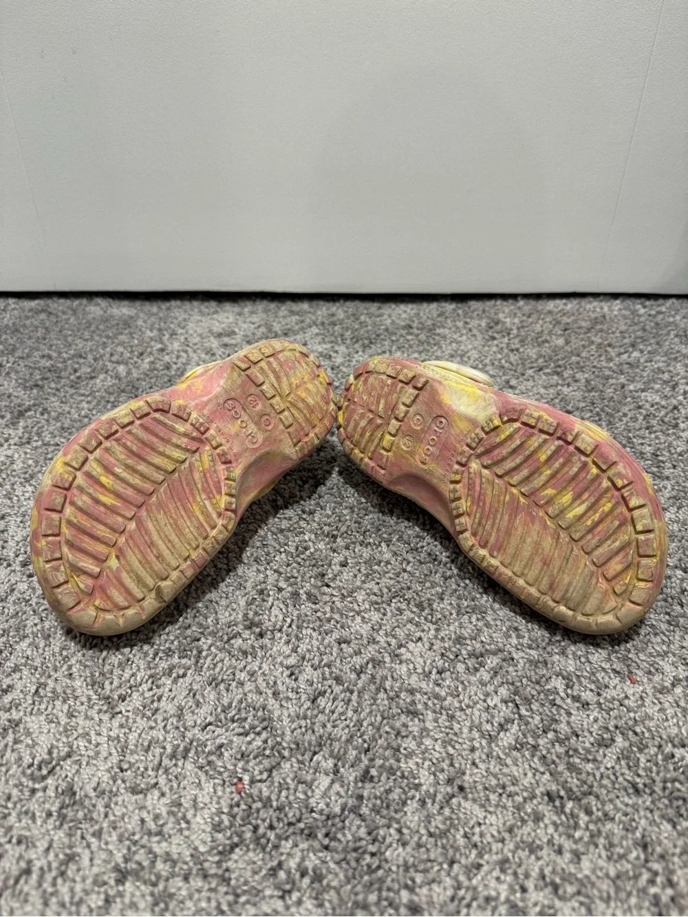CROCS Kids Size C12Tie-Dye Clogs in Pink & Yellow